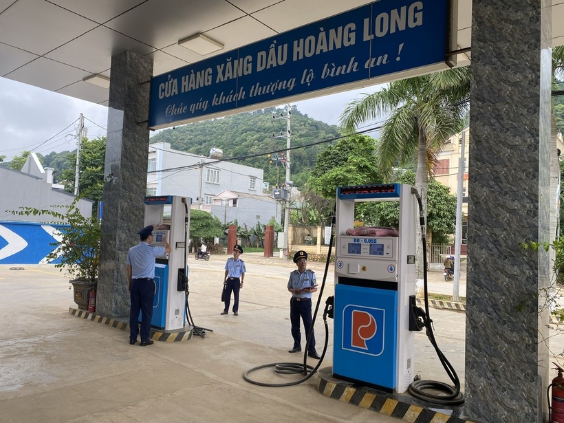 Lực lượng QLTT kiểm tra cây xăng của Công ty TNHH Hoàng Long.