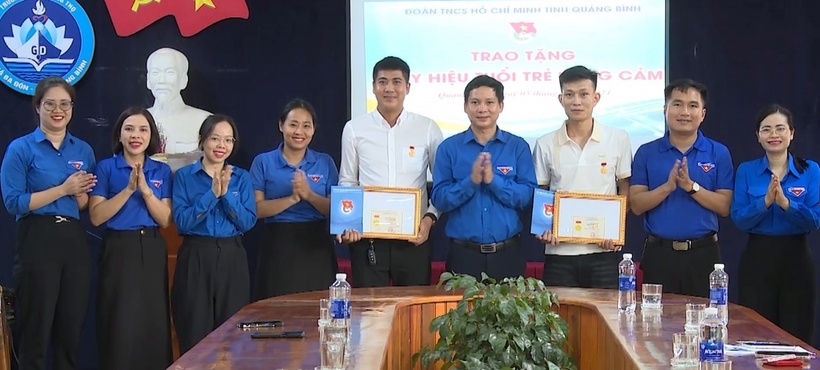 Trao huy hiệu "Tuổi trẻ dũng cảm" tặng các đoàn viên, thanh niên đã cứu các học sinh đuối nước. (Ảnh: VOV)