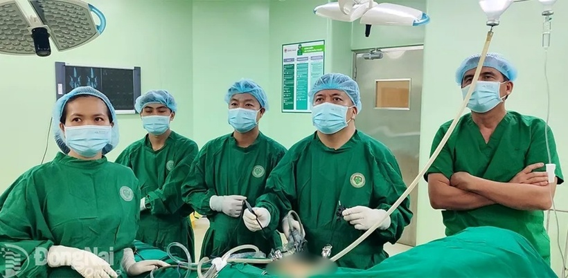 Các bác sĩ mổ nội soi lấy khối u tuyến thượng thận cho bệnh nhân. Ảnh: Báo Đồng Nai