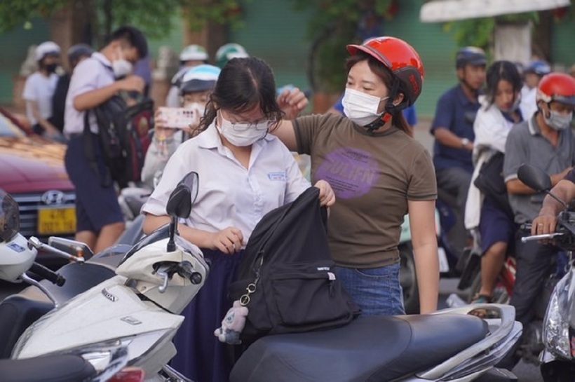 Phụ huynh đưa sĩ tử đi thi từ sáng sớm. Ảnh: Người Lao Động