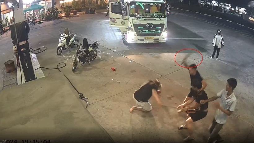 Nhóm thanh niên hung hãn tấn công nhân viên cây xăng. Ảnh: VOV