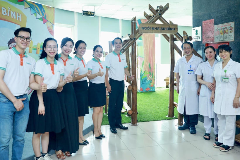 Chương trình “Trao yêu thương – Nhận nụ cười” nhằm cải tạo Khu vui chơi mang tên Ngôi Nhà An Bình & Tủ sách truyện tại bệnh viên với giá trị gần 200 triệu đồng và chính thức khai trương vào đúng dịp Ngày Quốc tế Thiếu nhi 1/6.