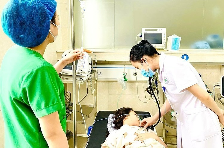 Bênh nhi được bệnh viện thăm khám. Ảnh: Vnexpress