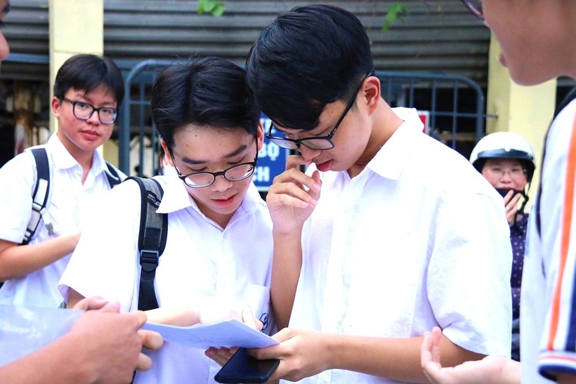 Sáng 8/6, các thí sinh Hà Nội hoàn thành bài thi môn Ngữ văn kỳ thi tuyển sinh lớp 10. Ảnh minh họa