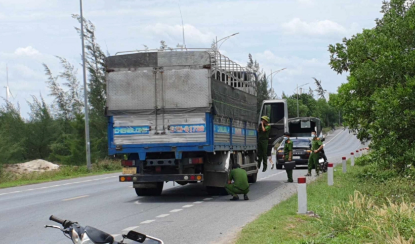 Chiếc xe tải dừng trên quốc lộ 1A, bên trong có một người đàn ông đã tử vong. Ảnh: Dân Trí