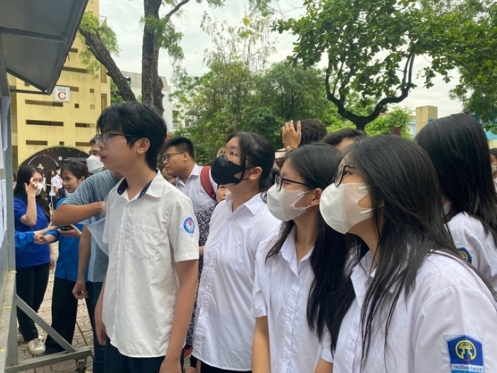 Thí sinh kiểm tra thông tin dự thi lớp 10 tại Hà Nội năm 2023. Ảnh: Thanh niên