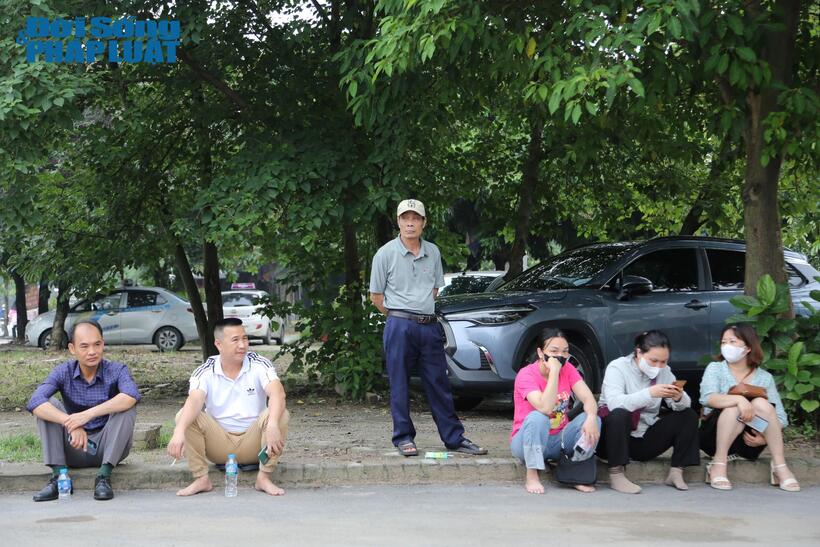 Rất nhiều phụ huynh có mặt từ rất sớm tại địa điểm làm thủ tục thi.