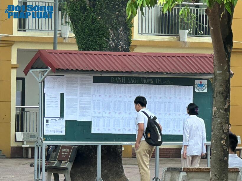 Thí sinh có mặt từ sớm để xem lại thông tin đăng kí dự tuyển.