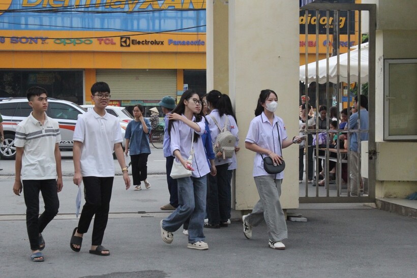 Học sinh tham dự vào lớp 10 Trường THPT chuyên Lam Sơn. (Ảnh: Tiền phong)