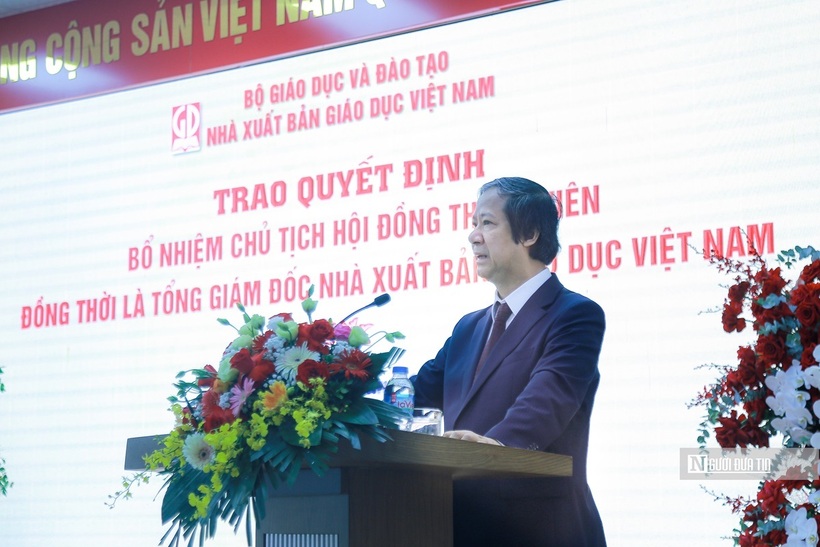 Bộ trưởng Bộ GD&ĐT Nguyễn Kim Sơn phát biểu giao nhiệm vụ đối với lãnh đạo và tập thể NXB Giáo dục Việt Nam.