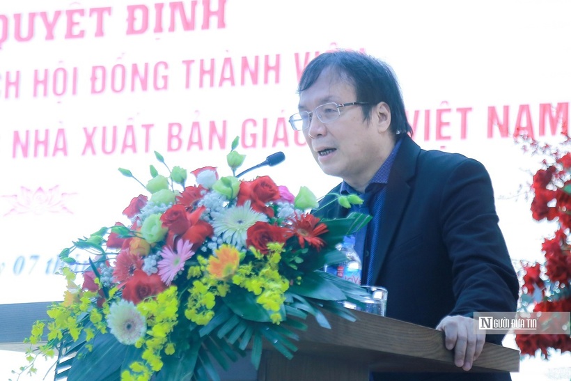 Tân Chủ tịch HĐTV, Tổng Giám đốc NXB Giáo dục Việt Nam Nguyễn Tiến Thanh phát biểu nhận nhiệm vụ.