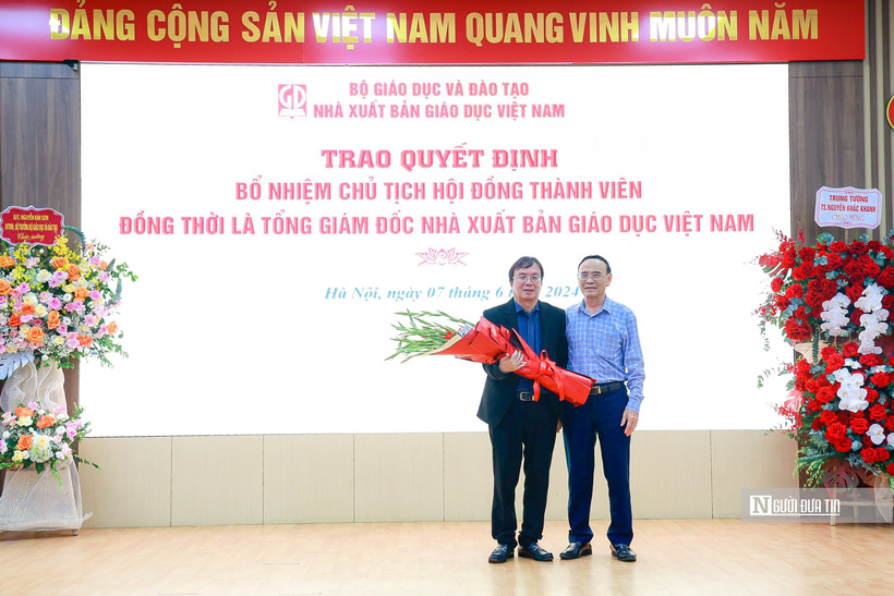 TS. Nguyễn Văn Quyền - Bí thư Đảng đoàn, Chủ tịch Hội Luật gia Việt Nam tặng hoa chúc mừng ông Nguyễn Tiến Thanh nhận nhiệm vụ mới.