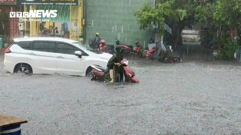 Nước ngập sâu khiến việc đi lại của người dân gặp nhiều khó khăn