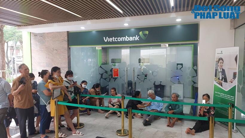 Trưa ngày 7/6, tại chi nhánh Vietcombank trên phố Láng Hạ (quận Đống Đa, Hà Nội), nhiều người dân phải vạ vật xếp hàng chờ đến buổi chiều để mua vàng.