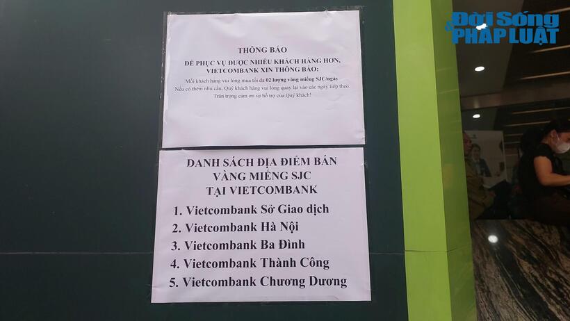 Vietcombank thông báo mỗi người dân được mua tối đa 2 lượng vàng miếng SJC mỗi ngày.