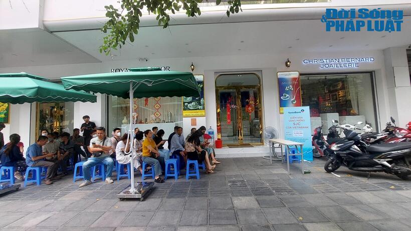 Tại chi nhánh VietinBank phố Huế (quận Hai Bà Trưng, Hà Nội), thời điểm 13h ngày 7/6, vẫn có rất đông người dân ngồi chờ để được mua vàng miếng.