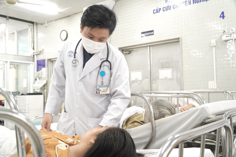 Thí sinh Yến Nhi được chẩn đoán yếu tứ chi chưa rõ nguyên nhân. Ảnh: Tin Tức