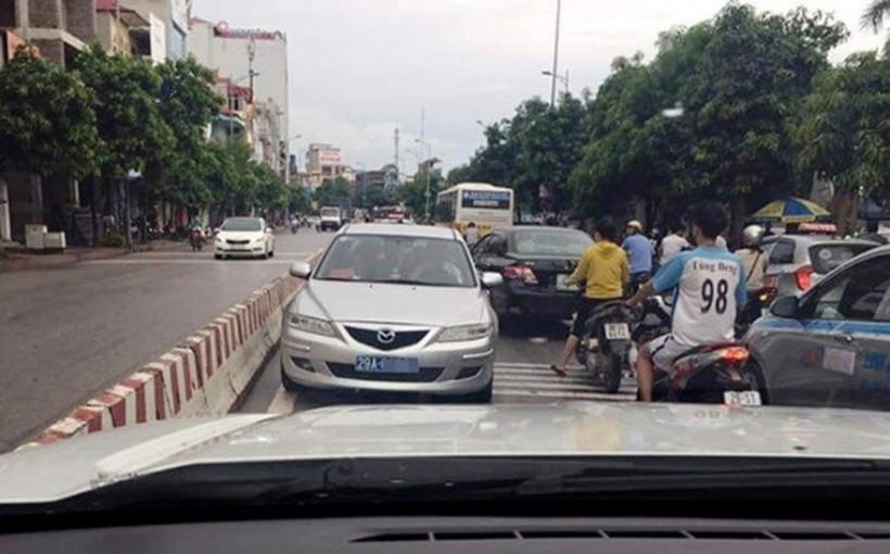 CSGT có quyền dừng xe biển số đỏ và xanh khi phát hiện hoặc nghi ngờ các phương tiện này vi phạm luật giao thông hoặc có liên quan đến các hoạt động phạm pháp. Ảnh minh họa