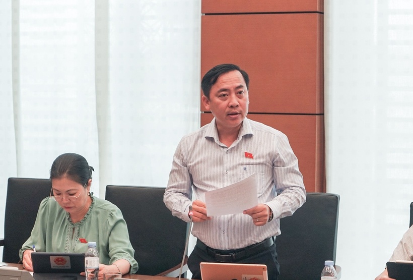 ĐBQH Đào Chí Nghĩa nêu ý kiến.