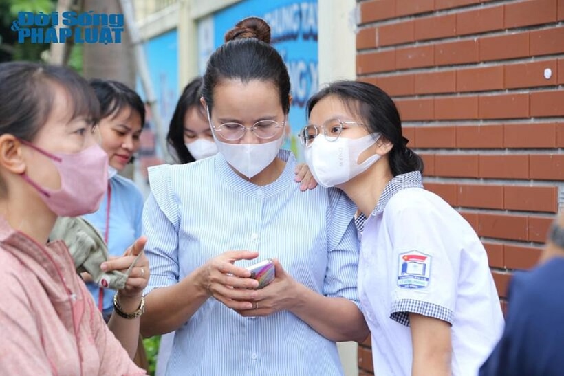 Phụ huynh cùng các thí sinh trong ngày làm thủ tục thi vào lớp 10 ở Hà Nội.