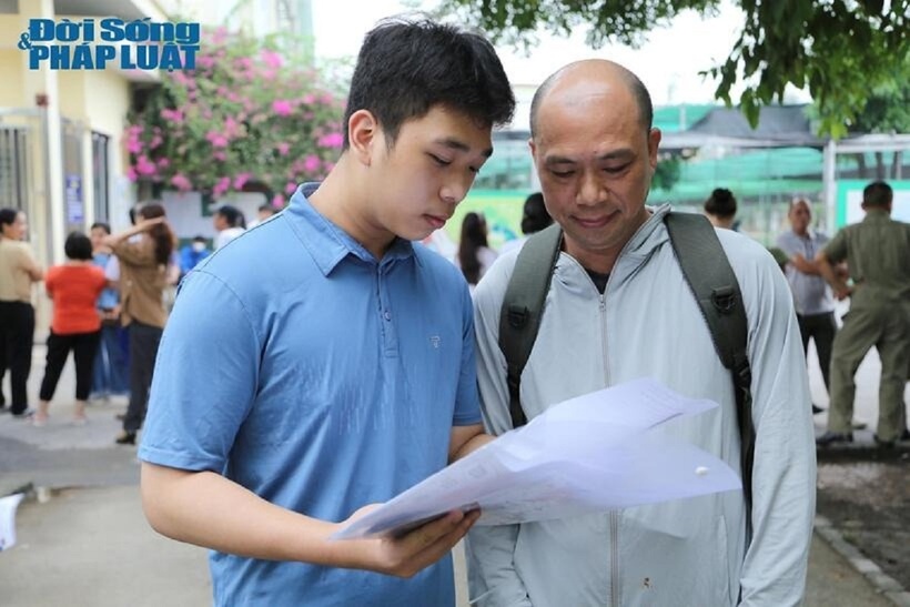 Một thí sinh được bố đưa đi làm thủ tục thi lớp 10 ở Hà Nội.