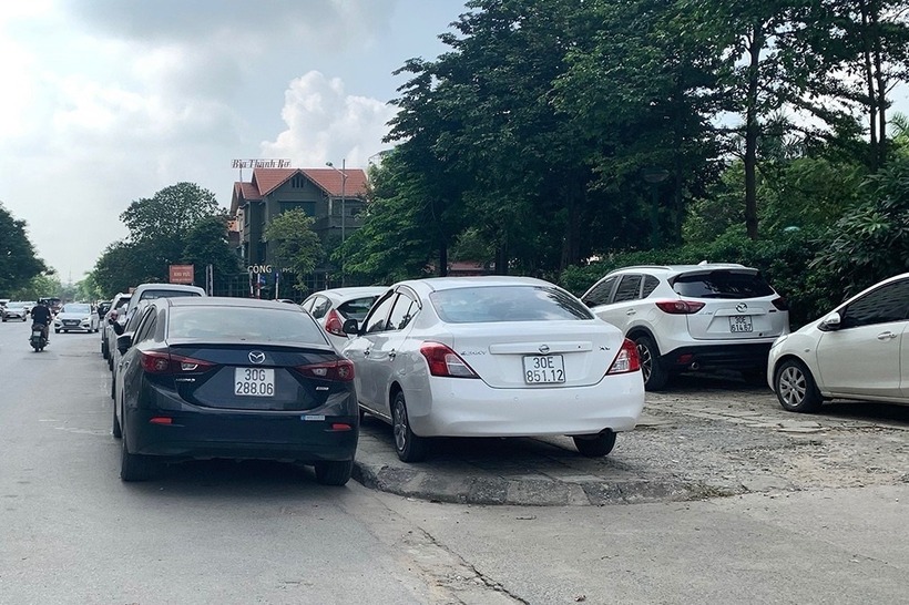 Ô tô chạy trên hè phố để vào nhà có bị phạt? Ảnh minh hoạ