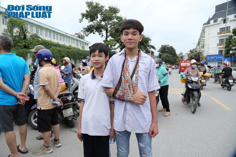 Khánh Duy cùng người bạn đồng hành đặc biệt trong kỳ thi.