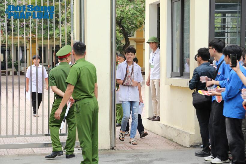 Các thí sinh đều rạng rỡ sau khi kết thúc ngày thi đầu tiên.