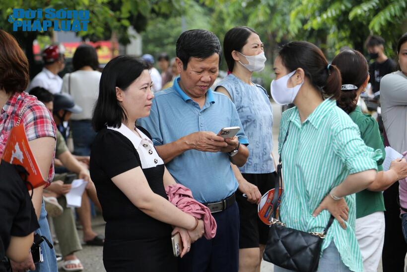 Nhiều phụ huynh ngồi đợi con hoàn thành bài thi.