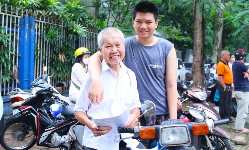 Người cha già 80 tuổi đưa con trai đến trường thi. Ảnh: VietNamnet.