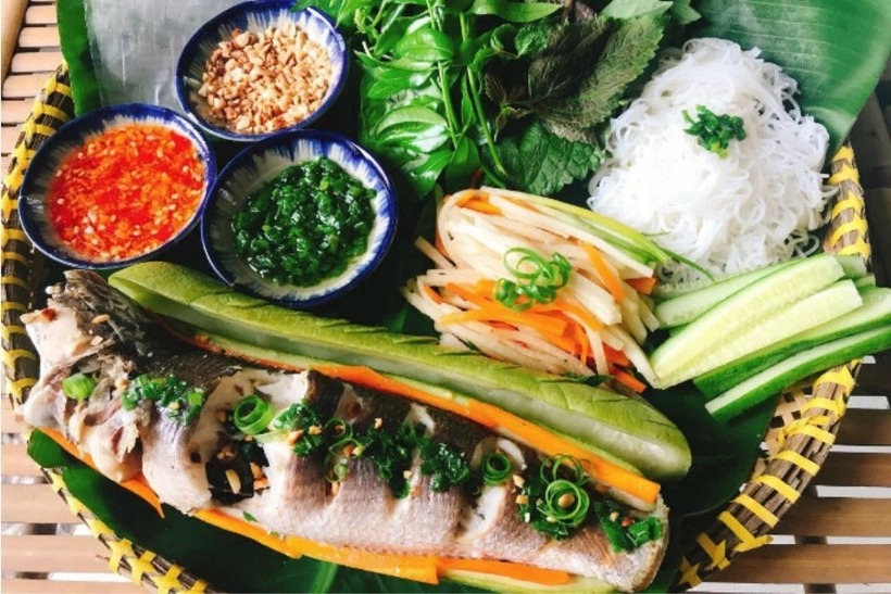 Cá hấp cuốn bánh tráng là món ăn đơn giản nhưng chứa đầy đủ chất dinh dưỡng, rất thích hợp để làm bữa ăn cho gia đình