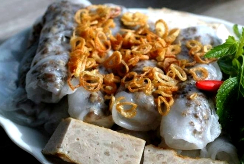 Sau khi ăn bánh cuốn, bệnh nhân đột ngột xuất hiện triệu chứng buồn nôn, nôn nhiều, nôn ra thức ăn, dịch dạ dày, đau quặn bụng từng cơn, sốt nhẹ... Ảnh minh họa