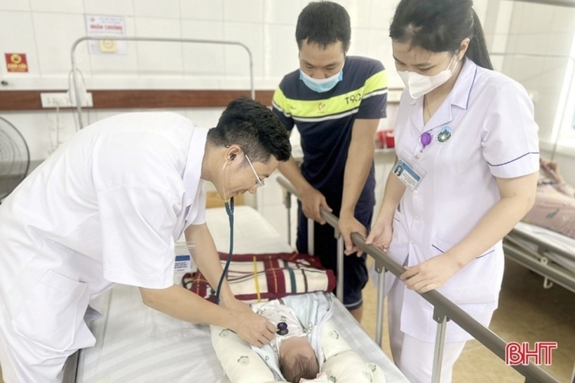 Bác sĩ Dương Văn Giáp - Phó Trưởng khoa Nhi Bệnh viện Đa khoa tỉnh Hà Tĩnh kiểm tra sức khỏe cho bệnh nhi trước khi cho xuất viện. Ảnh: Báo Hà Tĩnh