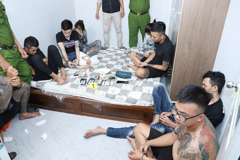 Các đối tượng cùng tang vật. Ảnh: Công an Sóc Trăng