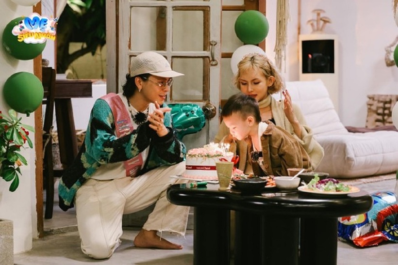 Trước đó, Decao tạo được nhiều thiện cảm trong show thực tế này với hình ảnh ông bố chịu khó chơi với con, quan tâm đến nửa kia.