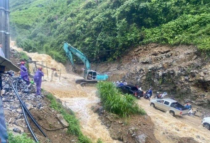 Máy múc khơi dòng. Ảnh: Mạnh Tour/VnExpress