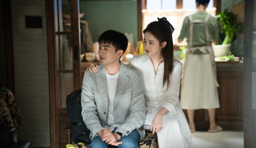 Hoàng Diệc Mai (Lưu Diệc Phi) và đàn anh khóa trên Phương Hiệp Văn (Lâm Canh Tân) kết hôn nhưng sau đó chia tay vì hướng phát triển quá khác nhau. Ảnh: Weibo