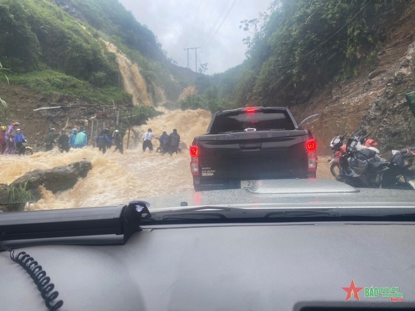 Các lực lượng chức năng, đơn vị đang thi công tuyến đường hỗ trợ đưa du khách, người dân ra khỏi khu vực nguy hiểm. Ảnh: Báo Quân đội Nhân dân