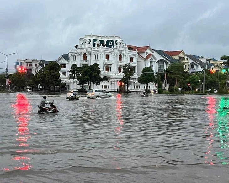 Khu vực tuyến phố trung tâm Lê Hồng Phong, Hải Phòng chìm trong biển nước khiến giao thông qua lại khó khăn