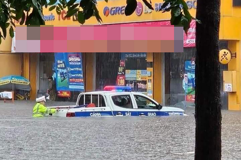 Ô tô của lực lượng CSGT cũng bị ngập gần tới kính xe.