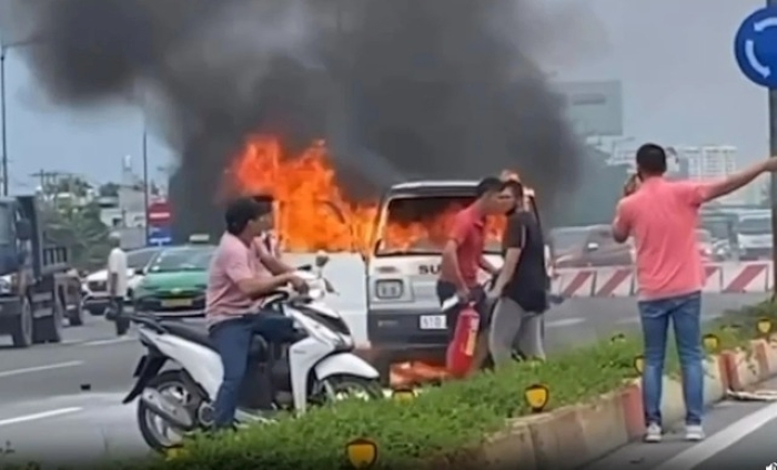 Chiếc xe tải van bất ngờ bốc cháy khi đang lưu thông trên đường. Ảnh: Thanh niên