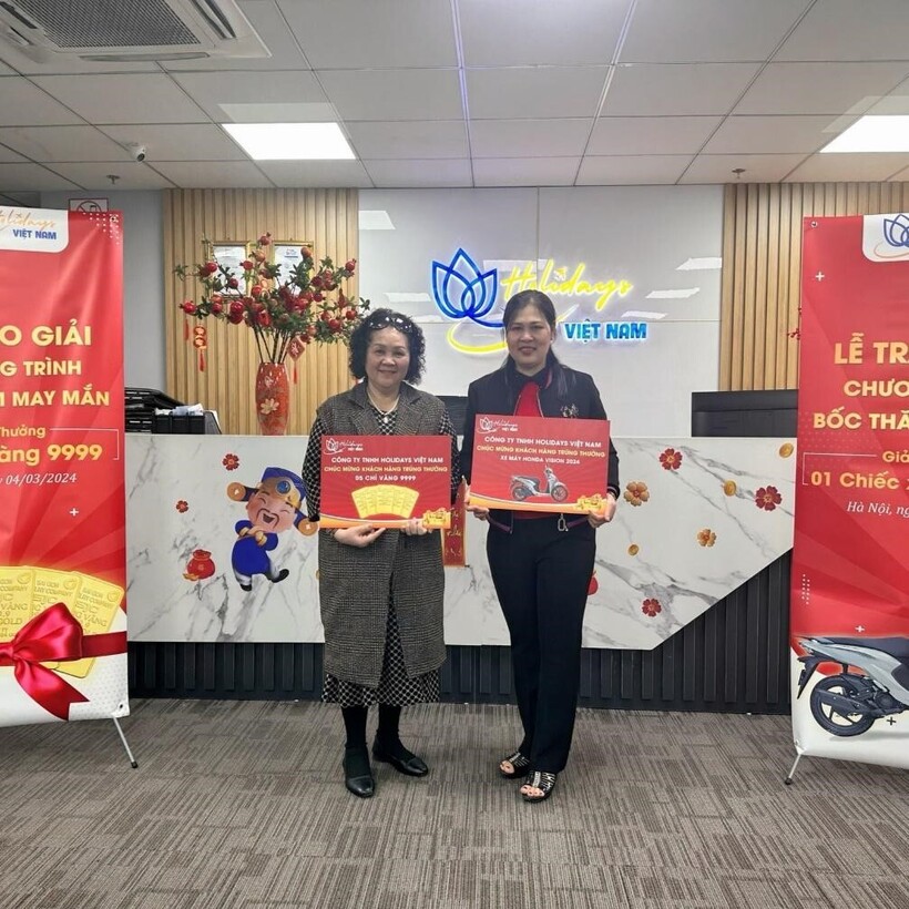 Bà Ngô Thị Mai (Thanh Xuân, Hà Nội) và chị Nguyễn Thị Thoi (Đống Đa, Hà Nội) nhận giải thưởng từ chương trình bốc may mắn sáng ngày 4/3/2024 tại trụ sở chính Công ty TNHH Holidays Vietnam.