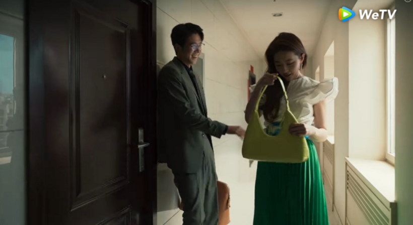 Hoàng Diệc Mai vừa ngỡ ngàng, vừa vui vẻ trước màn ảo thuật biến ra chìa khóa nhà của Bành Quốc Đống.