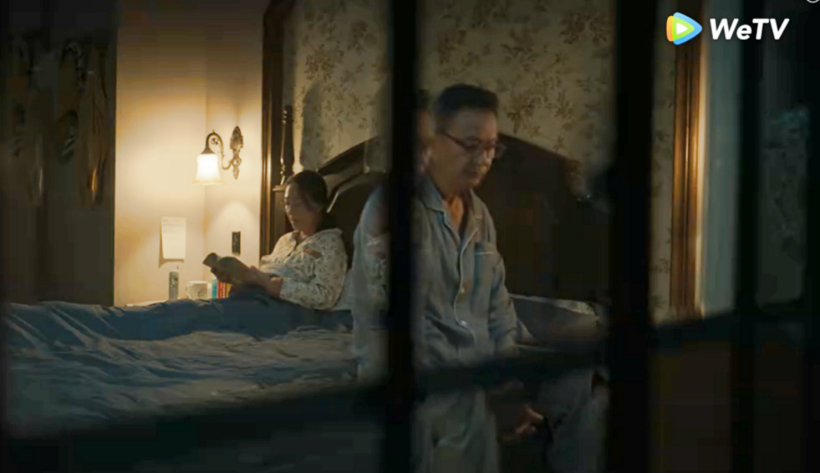 Bố của Hoàng Diệc Mai lo lắng về chuyện yêu đương của cô, trong khi mẹ cô có vẻ lạc quan và nghĩ thoáng hơn.