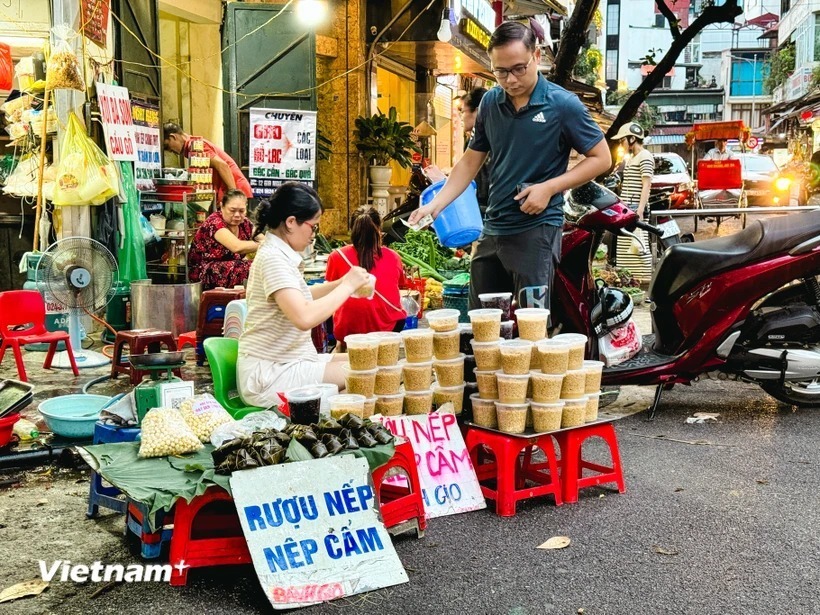 Tết Đoan Ngọ - còn được gọi với cái tên dân gian là lễ "Giết sâu bọ" là một ngày lễ truyền thống lâu đời của người Việt Nam. Theo tục lệ cổ truyền, người dân thường cúng vào buổi sáng ngày 5/5 Âm lịch.