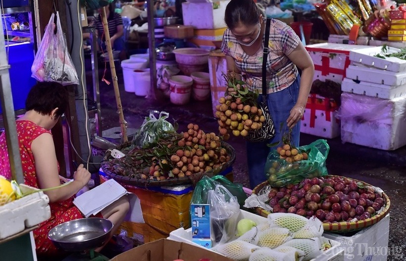 Cụ thể, vải thiều loại quả to đẹp, chín đều quả có giá bán lên đến 80.000 - 90.000 đồng/kg, tăng từ 20.000 - 40.000 đồng/kg. Các loại vải quả nhỏ, chín không đều cũng có giá thấp nhất là 50.000 đồng/kg, tăng từ 20.000 - 30.000 đồng/kg.