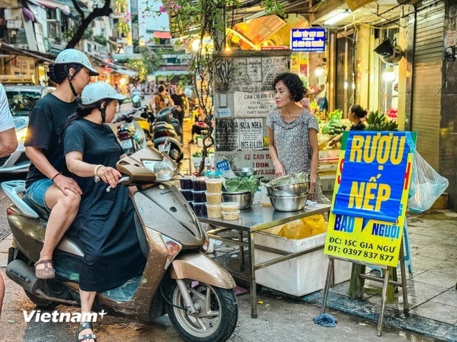 Thời điểm này đánh dấu sự chuyển mùa, khi thời tiết trở nên nóng nực và sâu bọ, côn trùng phát triển mạnh, gây hại cho con người, vật nuôi và cây cối. Do đó, người dân thực hiện các nghi lễ diệt sâu bọ và dâng hương cầu mong mùa vụ thuận lợi và may mắn, theo Vietnamplus.