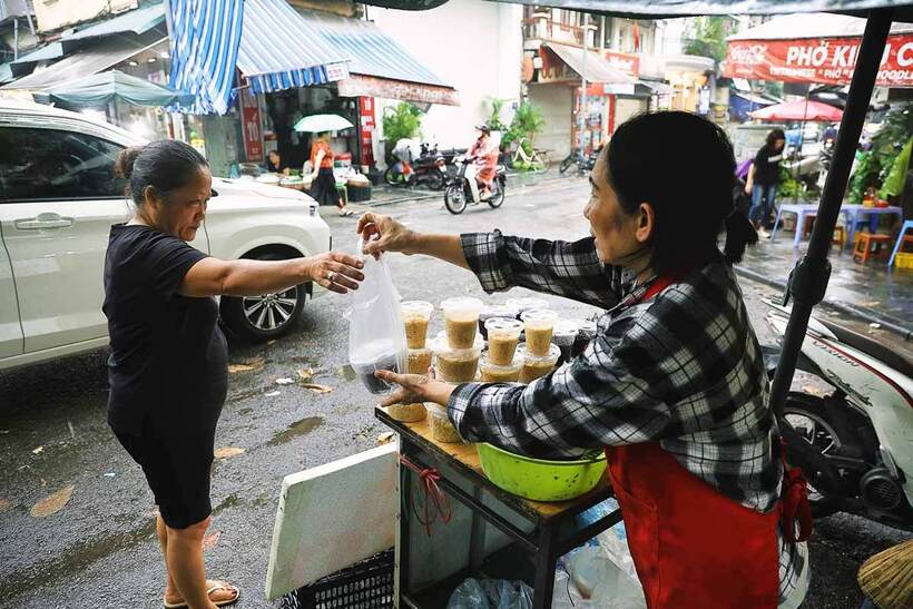 Chia sẻ trên Báo Lao động, chị Nguyễn Thị Hoa - người bán cơm rượu nếp trên chợ Hàng Bè cho biết, để chuẩn bị cho Tết Đoan Ngọ, chị đã chuẩn bị lượng lớn nguyên liệu từ trước và ủ rượu nếp trước 3 ngày, để nếp đạt chất lượng tốt nhất.