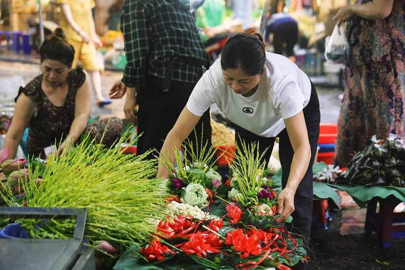 Mặc dù trời mưa dày hạt, nhưng tại chợ Hàng Bè (Hoàn Kiếm, Hà Nội), vẫn tấp nập người mua kẻ bán để chuẩn bị cho ngày Tết Đoan Ngọ hay còn gọi là Tết giết sâu bọ.