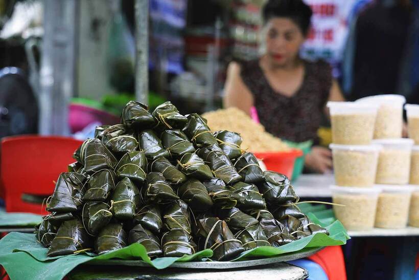 Bánh gio cũng là một món ăn không thể thiếu trong dịp Tết Đoan Ngọ, được bày bán với giá từ 10.000 đồng đến 15.000 đồng/cái. Đây là loại bánh được làm bằng gạo nếp và nước tro (gio) của nhiều loại cây mật ong. Bánh thường được bán kèm cùng với mật.